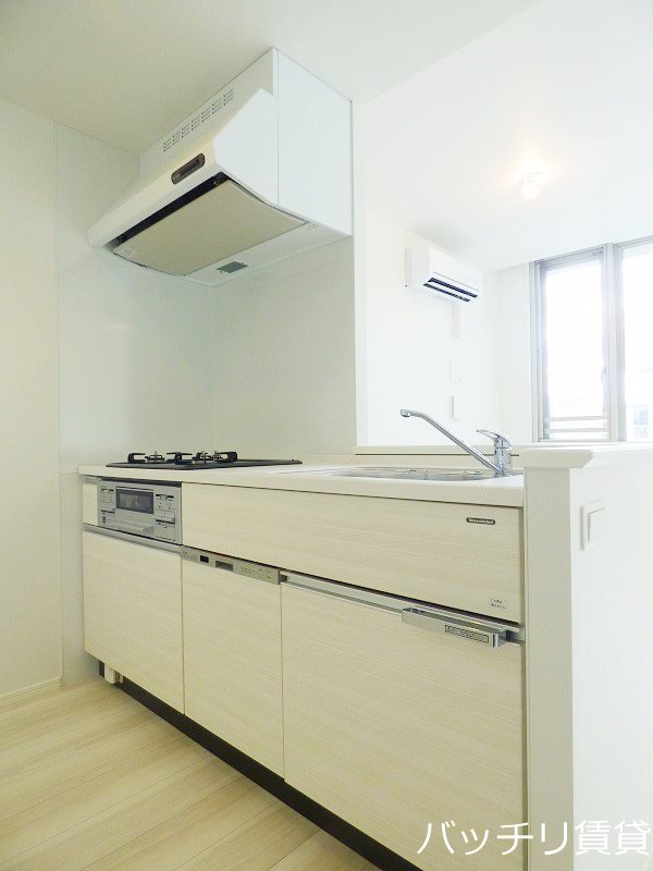 キッチン　※同マンション別部屋写真のため、床・建具などのカラーが異なり