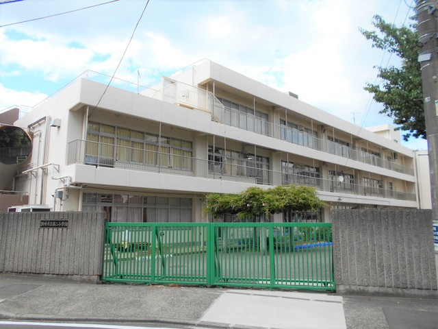 小学校　調布市立第二小学校（小学校）まで90m