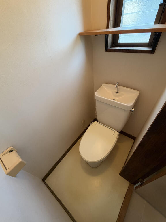 横浜東町アパート2階のトイレ写真
