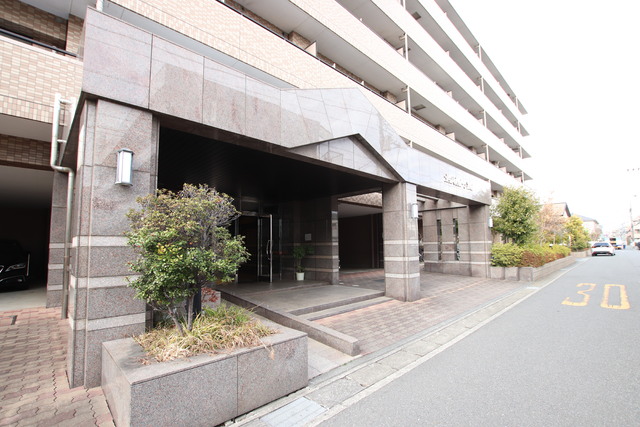 エントランス　しっかりした雰囲気の入り口です