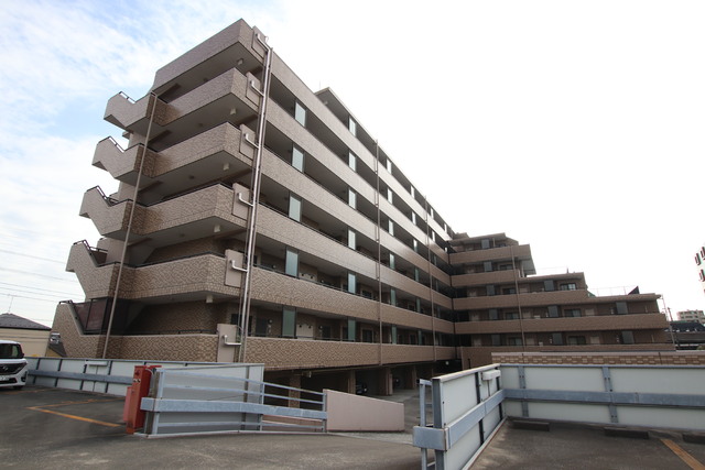 建物外観　地下１階地上７階建て鉄筋コンクリートマンションです