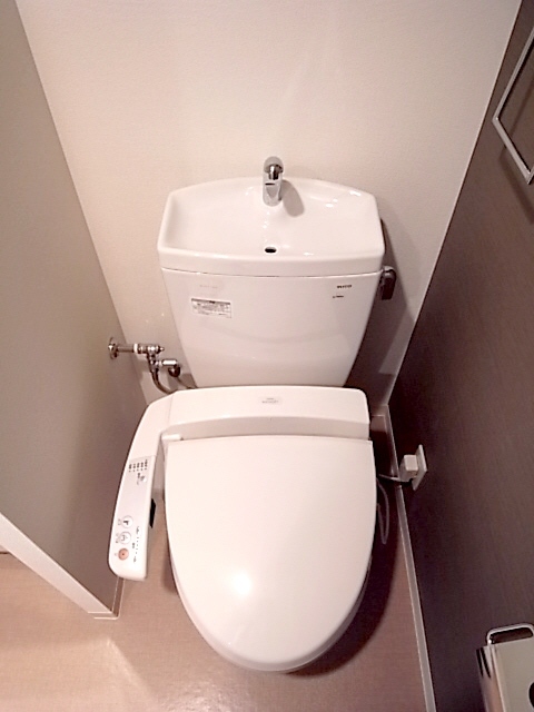阪急神戸線 西宮北口駅 徒歩9分 8階建 築18年のトイレ写真