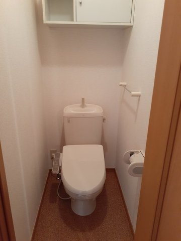 トイレ　落ち着いた色調のトイレです