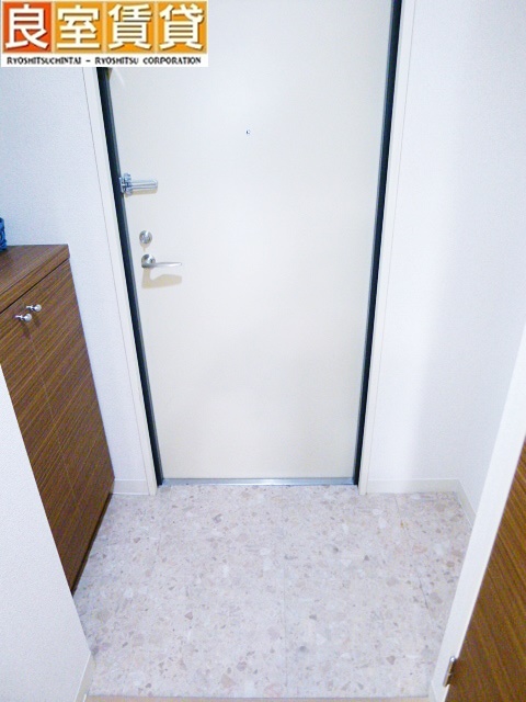 玄関　※写真は同物件の別部屋のものを流用しております。現状を優先し