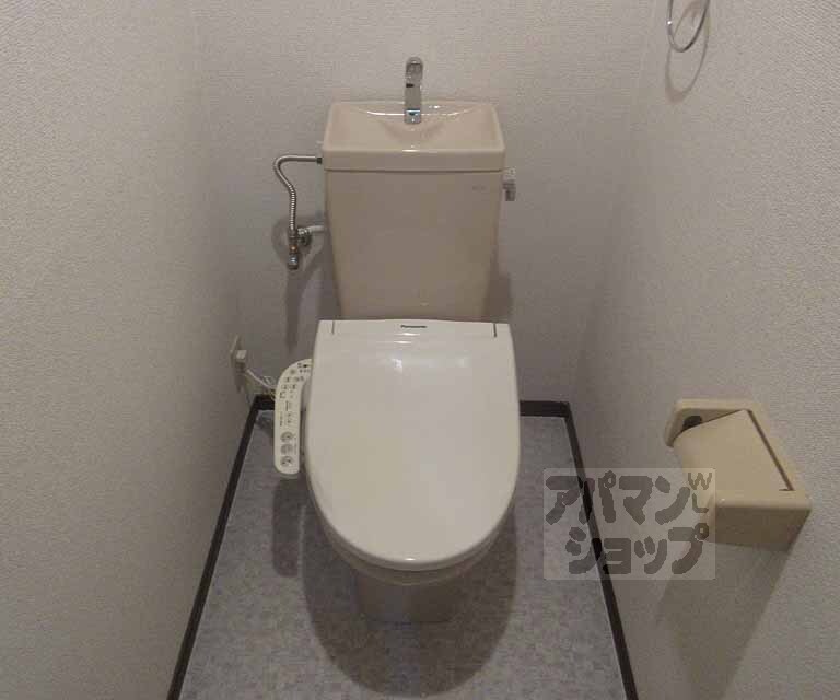 トイレ　嬉しいウォシュレット付き・
