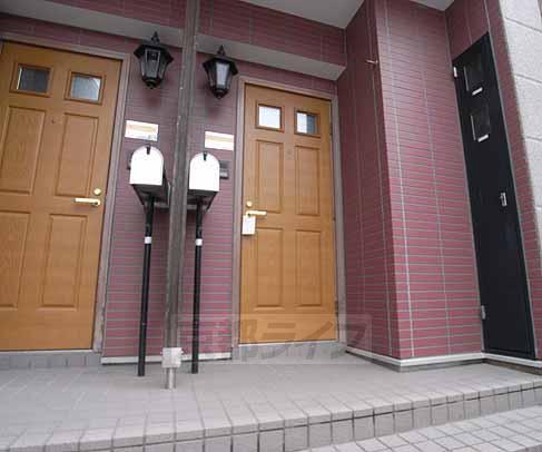 その他設備　お洒落なつくりの玄関ドアです。