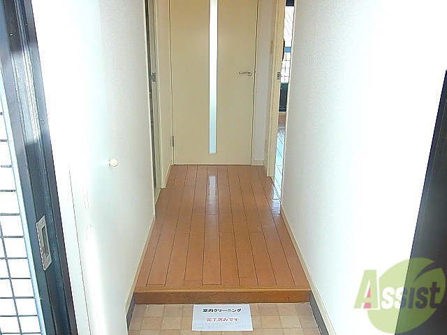 玄関　玄関を開ければ廊下があるのでプライベートも確保。