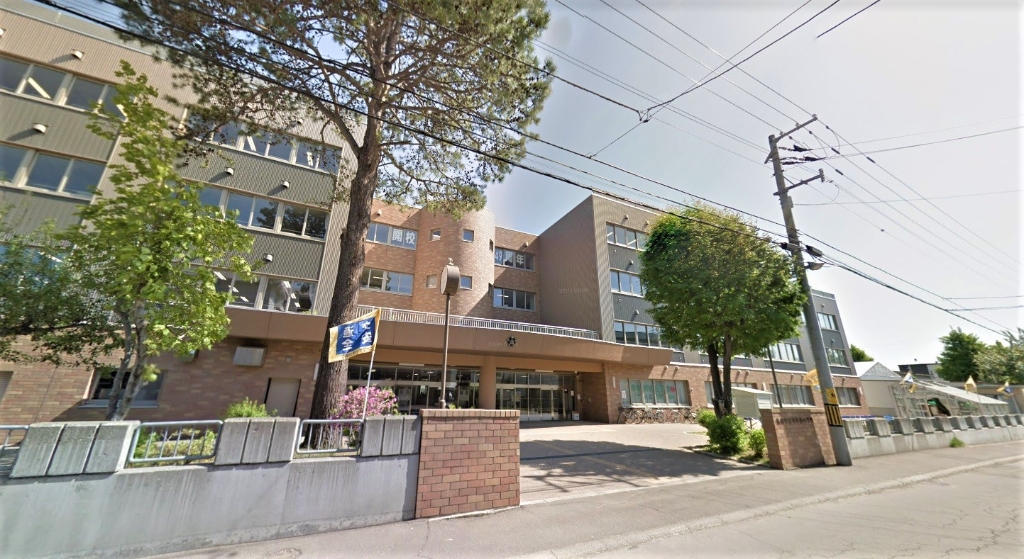 小学校　札幌市立平岸西小学校（小学校）まで386m