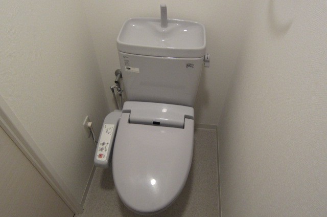 地下鉄御堂筋線 新大阪駅 徒歩3分 10階建 築19年のトイレ写真