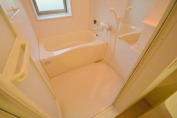 バス・シャワールーム　バスルームはトイレと別々で、広々としていますよ。