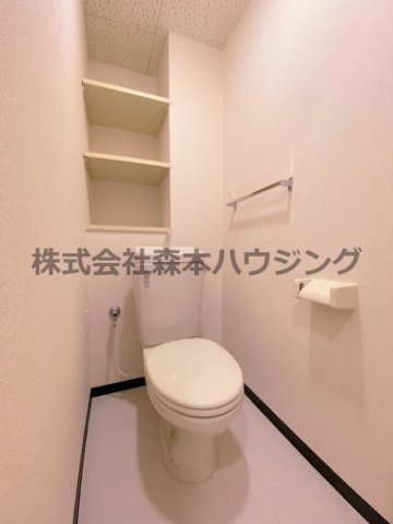 トイレ　落ち着いた色調のトイレです