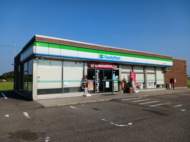 コンビニ　ファミリーマート（コンビニ）まで800m