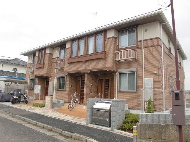 小田急線 鶴川駅 バス乗車時間：9分 最寄りバス停で下車 徒歩2分 築9年