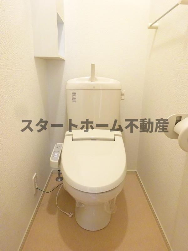 トイレ　落ち着いた色調のトイレです