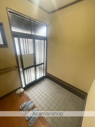 尾崎町5丁目 6DK戸建の玄関写真