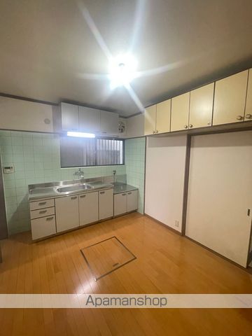 尾崎町5丁目 6DK戸建の居間写真