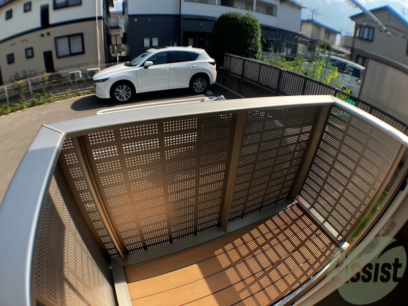 バルコニー　バルコニーは洗濯物を干すのに十分な広さがありますね。