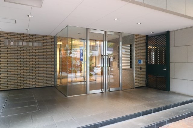 東京メトロ丸ノ内線 新宿御苑前駅 徒歩4分 15階建 築29年の外観写真