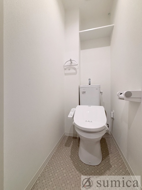 トイレ　人気アイテムの温水洗浄便座。清潔感のあるトイレです。