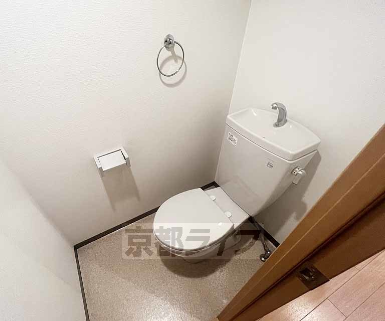 トイレ　白を基調にした明るいトイレです