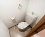 トイレ　白を基調にした明るいトイレです