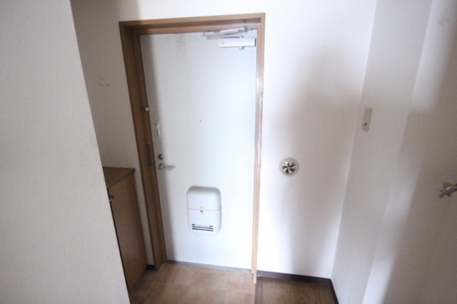 玄関　※別号室の写真です※