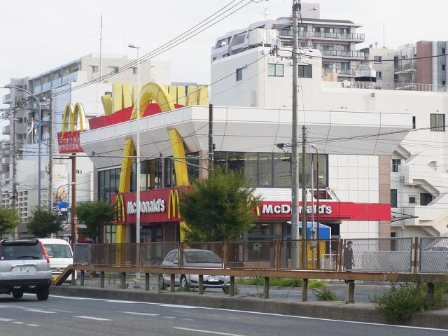 飲食店　マクドナルド（飲食店）まで330m