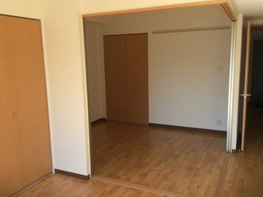 居室・リビング　同物件、別部屋の写真です（反転タイプ）