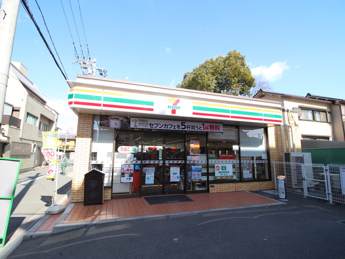 コンビニ　セブンイレブン（コンビニ）まで243m
