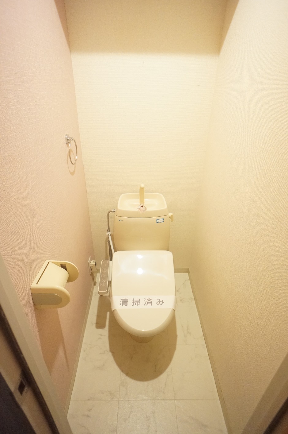 トイレ　温水洗浄便座仕様！上部に収納棚あります！