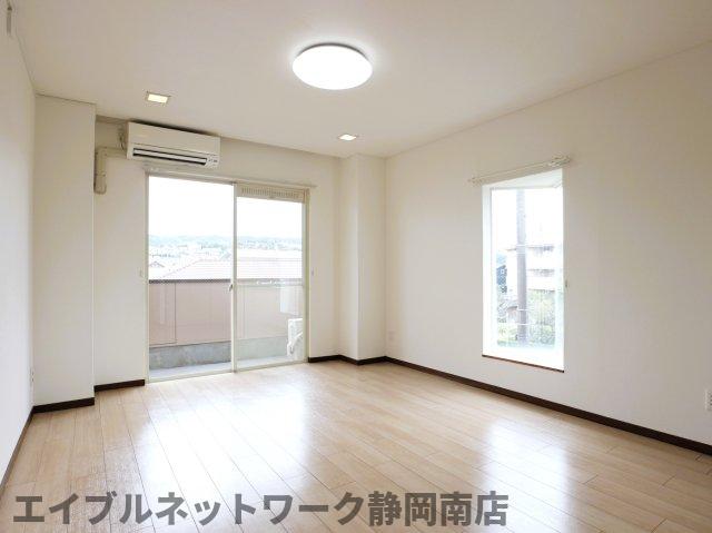 ＪＲ東海道本線 東静岡駅 徒歩23分 3階建 築38年の居間写真