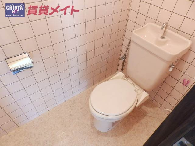 【松阪市久保町のアパートのトイレ】