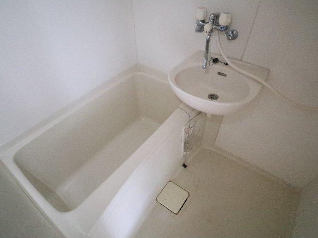 バス・シャワールーム　コンパクトで使いやすいお風呂です