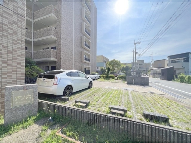 【宇治市五ケ庄のマンションの駐車場】