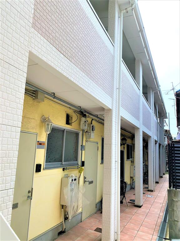 堺市西区浜寺石津町中のアパートの建物外観