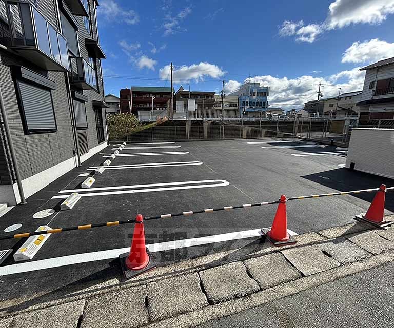 【京都市右京区西京極郡醍醐田町のマンションの駐車場】