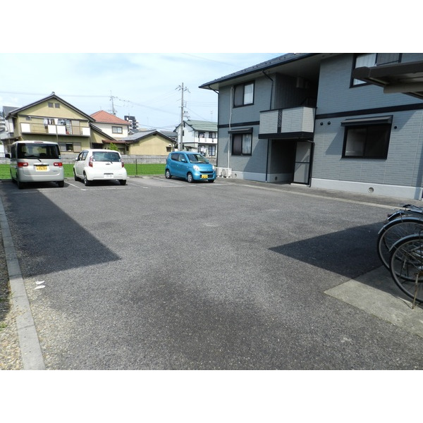 【近江八幡市中村町のアパートの駐車場】