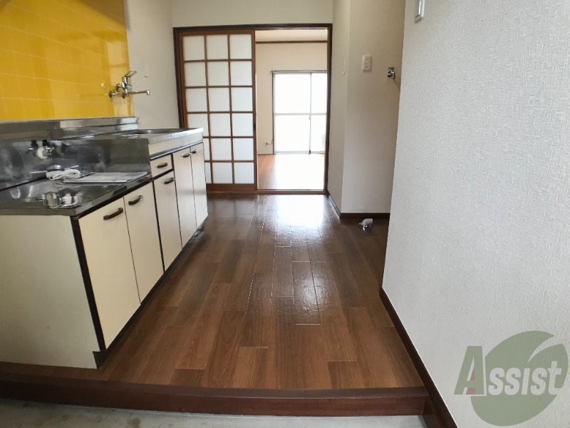 玄関　玄関から撮影しました。明るい印象ですね。