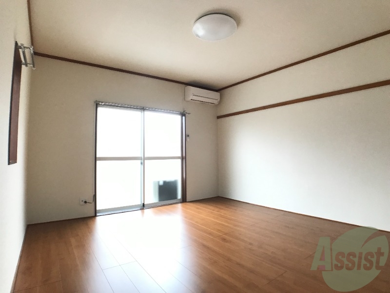 居室・リビング　８帖の洋室です。生活のメインとなる部屋ですね。