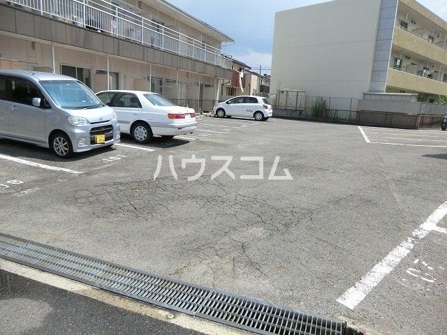 【安城市緑町のアパートの駐車場】