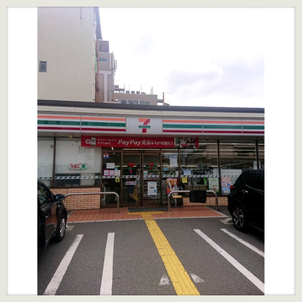 【カーサウッド西浦町のコンビニ】