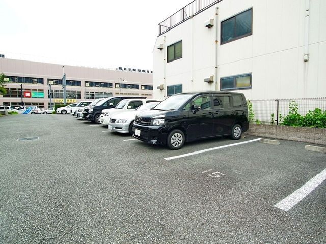 【日野市石田のマンションの駐車場】