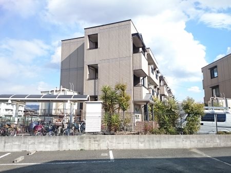 【ニューリバーサイド八尾南A棟の建物外観】