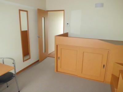 居室・リビング　ベッドや姿見・机など、充実の設備です。