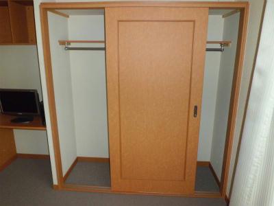 収納　コート掛けられるクローゼット。