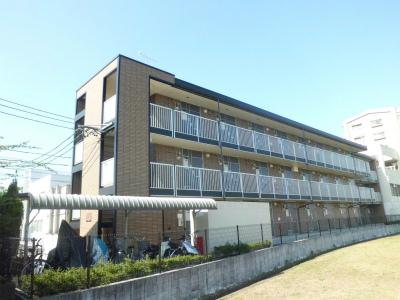 その他　可児川の畔に建つ３階建てです。