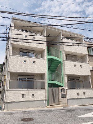 横浜市金沢区富岡西のアパートの建物外観