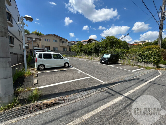 【河内長野市西之山町のマンションの駐車場】