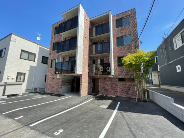 札幌市豊平区平岸五条のマンションの建物外観