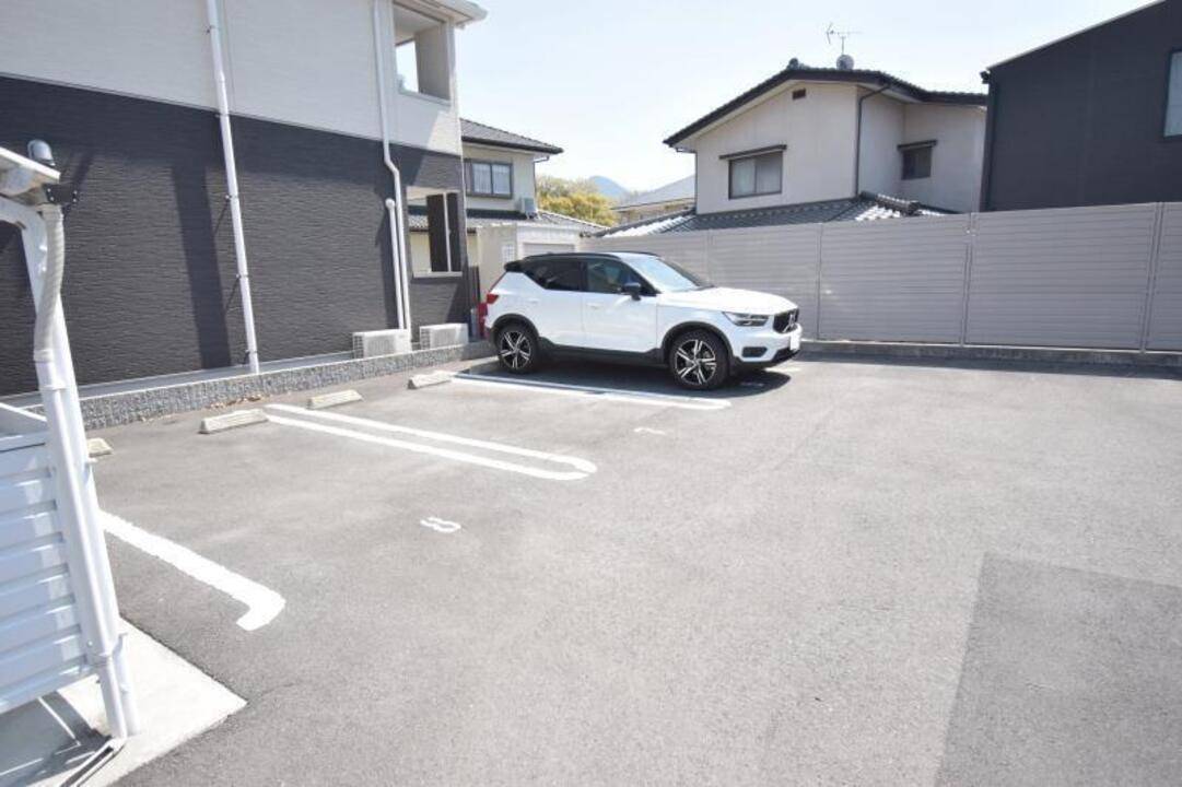 【カルムコートの駐車場】